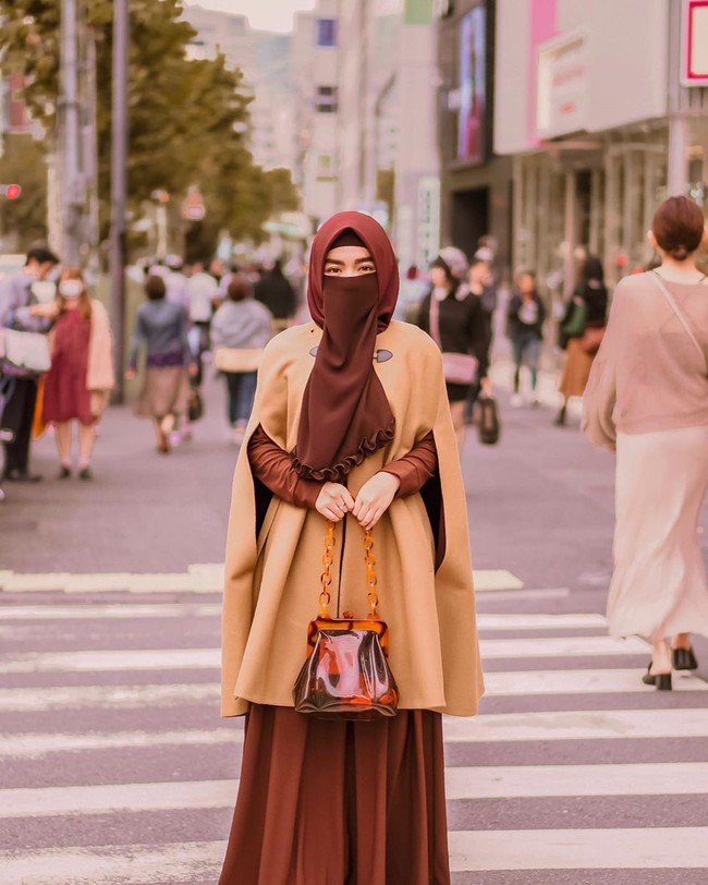 Gaya Wafiq Malik yang bercadar tapi tetap kekinian, membuatnya kerap jadi inspirasi wanita seusianya yang ingin berpenampilan serupa. Foto: instagram @wafiq_malik