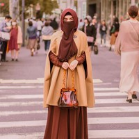 Gaya Wafiq Malik yang bercadar tapi tetap kekinian, membuatnya kerap jadi inspirasi wanita seusianya yang ingin berpenampilan serupa. Foto: instagram @wafiq_malik