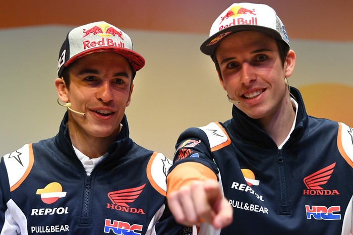 Repsol Honda Teams Spanish MotoGP driver Marc Marquez and his brother teammate Alex (R) attend the presentation of the new Repsol Honda team in Madrid on January 27, 2020. (Photo by GABRIEL BOUYS / AFP)