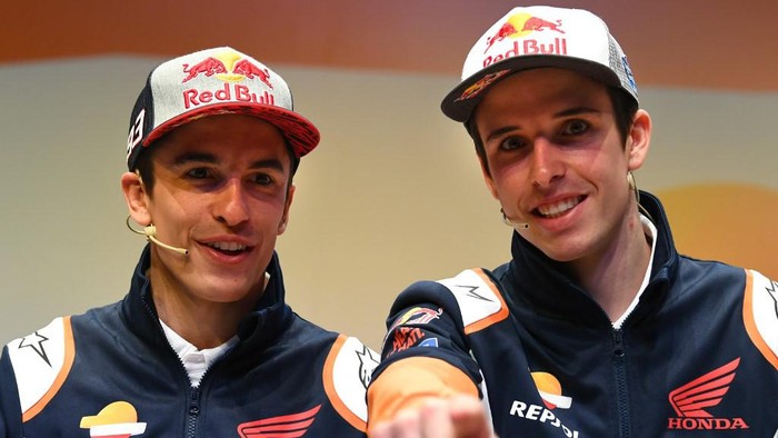 Repsol Honda Teams Spanish MotoGP driver Marc Marquez and his brother teammate Alex (R) attend the presentation of the new Repsol Honda team in Madrid on January 27, 2020. (Photo by GABRIEL BOUYS / AFP)