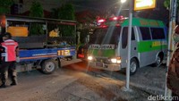 Sebuah mobil ambulans juga sudah disiagakan di depan cafe sebagai antisipasi bila kedapatan ada pengunjung yang dalam rapid test positif dan masih berkeliaran.
