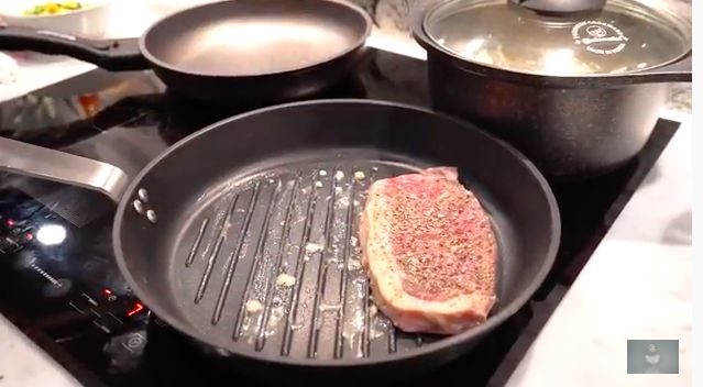Nikita Mirzani masak steak