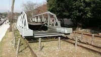Di masa jayanya, rel tersebut menjadi jalur transportasi yang menghubungkan Kyoto dan Lake Biwa. Bekas jalur kereta aktif itu kerap digunakan untuk mengangkut kapal boat. Tak heran kalau setiap jalurnya begitu lebar (Twitter)