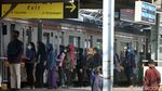 Potret Aktivitas Warga di Stasiun Bekasi Jelang Penerapan PSBB