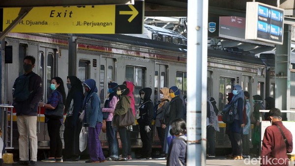 Potret Aktivitas Warga di Stasiun Bekasi Jelang Penerapan PSBB