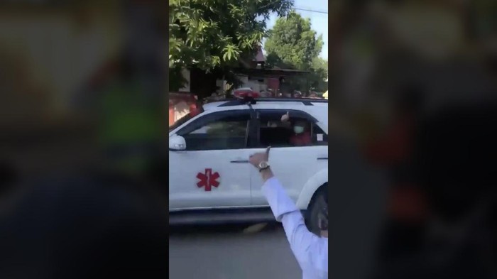 Viral Video Warga Mamuju Berikan Semangat pada Pasien Diduga Positif Corona