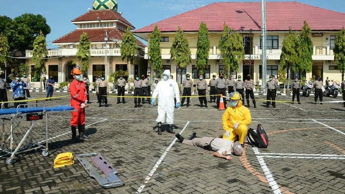 Gugus Tugas Situbondo Simulasikan Penanganan Korban Corona Tergeletak di Tempat Umum