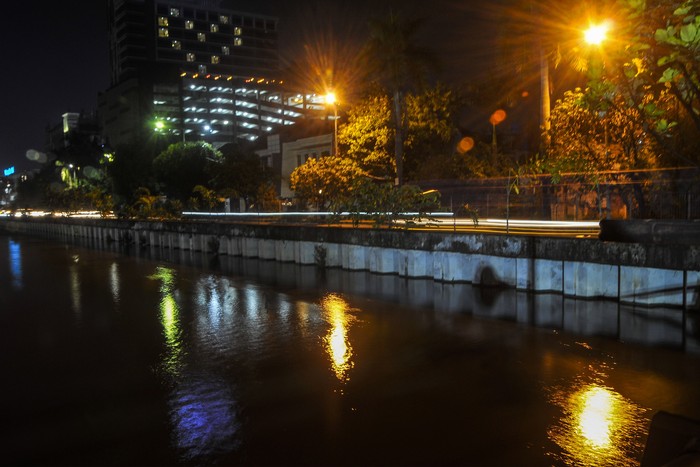 Suasana lalu lintas Jalan KH Noer Ali di kawasan Kalimalang dengan latar belakang lampu kamar hotel membentuk lambang hati di Kota Bekasi, Jawa Barat, Senin (13/4/2020). Pemerintah Kota Bekasi akan menerapkan Pembatasan Sosial Berskala Besar (PSBB) dari tanggal 15-28 April 2020 untuk memutus rantai penyebaran virus Corona (COVID-19). ANTARA FOTO/ Fakhri Hermansyah/wsj.