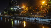 Lampu kamar hotel yang dibuat membentuk lambang hati di salah satu hotel Kota Bekasi, Jawa Barat, Senin (13/4/2020) malam sebagai bentuk dukungan untuk para pejuang tenaga medis yang berada di garda terdepan dalam pemberantasan virus Corona.