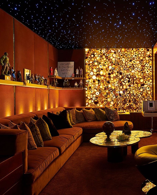 Rumah itu pun dibilang tidak ramah lingkungan karena terlalu luas dan akan menguras energi secara percuma. Belum lagi, banyaknya peralatan mewah yang juga membuatnya mengintimidasi dari pada terkesan nyaman. Foto: Instagram @champagnepapi