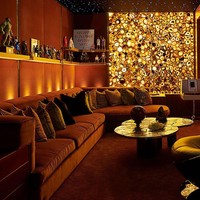 Rumah itu pun dibilang tidak ramah lingkungan karena terlalu luas dan akan menguras energi secara percuma. Belum lagi, banyaknya peralatan mewah yang juga membuatnya mengintimidasi dari pada terkesan nyaman. Foto: Instagram @champagnepapi