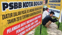 Sebanyak 30 rambu yang terdiri dari rambu peringatan dan pemeriksaan tentang penerapan PSBB tersebut akan ditempatkan di sejumlah ruas jalan utama dan perbatasan di Kota Bogor yang akan dilaksanakan pada Rabu, 15 April 2020 mulai pukul 00.00 WIB. ANTARA FOTO/Arif Firmansyah.