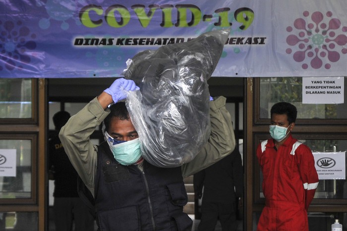 Siap-siap! PSBB Bodebek Diterapkan Besok Pembatasan sosial skala besar (PSBB) di Bogor, Depok, Bekasi akan diberlakukan pada Rabu (15/4) besok. Berbagai persiapan telah dilakukan.