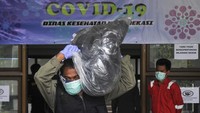 Petugas satpol PP (Pamong Praja) mengangkut masker non medis untuk dibagikan kepada warga di Stadion Patriot Candrabahaga, Kota Bekasi, Jawa Barat, Selasa (14/4/2020). ANTARA FOTO/ Fakhri Hermansyah.