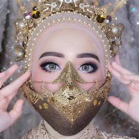 Pengantin yang menikah di tengah virus Corona ini juga bergaya memakai wedding fashion mask dari makeup artist @iis_yunerli86. Siger berbentuk masker ini terlihat unik saat digunakan oleh pengantin. Menurut kamu bagaimana? Foto: instagram @ieramakeup_nd_boutique