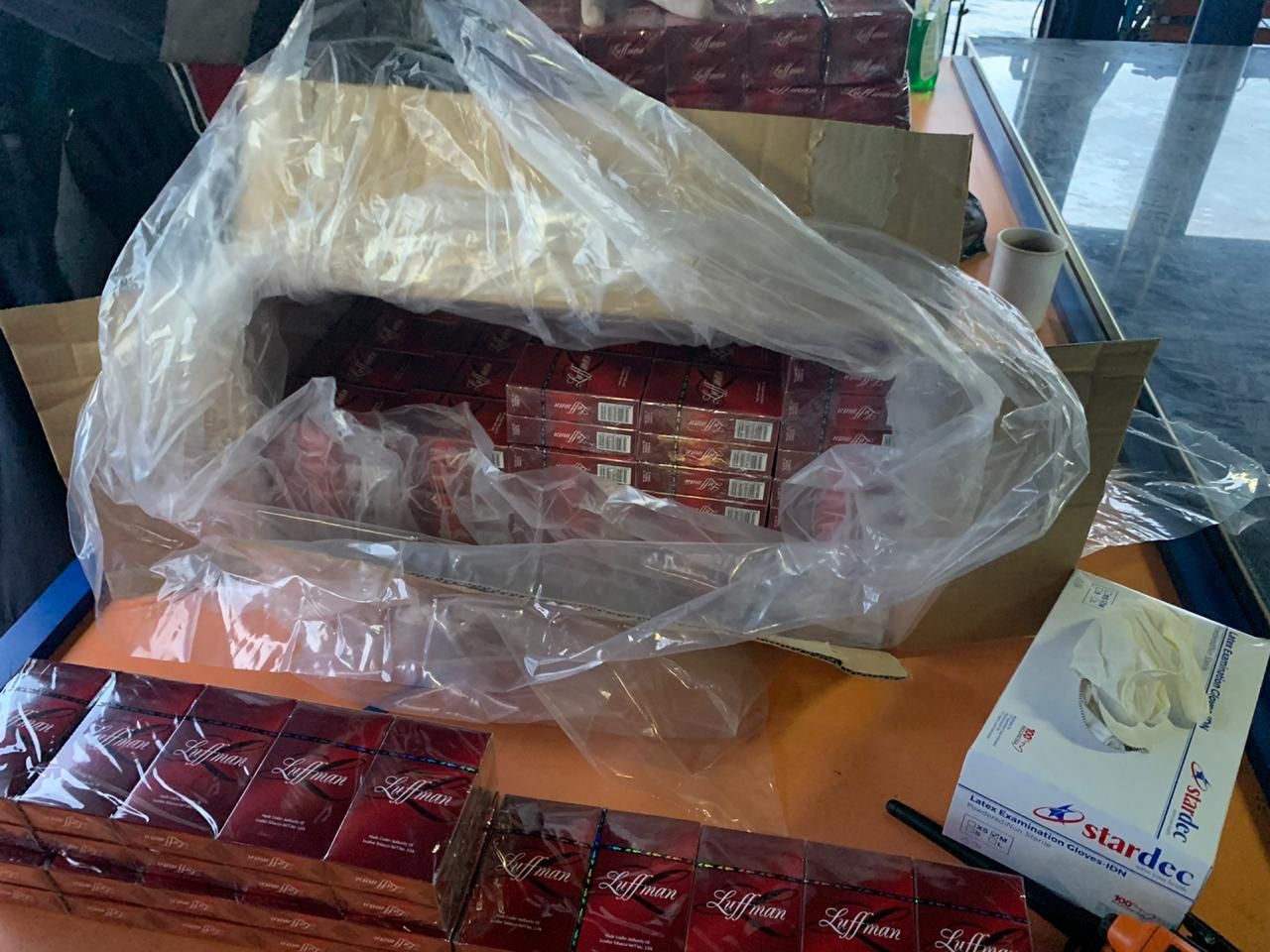 Bea-Cukai Aceh menemukan kapal tanpa nakhoda dan surat-surat. Di dalam kapal ditemukan rokok impor ilegal dari Thailand (dok. Bea-Cukai Aceh)