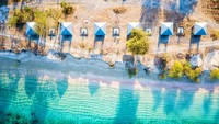 Ada juga Pantai Merah Muda (Pink Beach) di Pulau Komodo, Pantai ini sesuai dengan namanya “Pink Beach” yaitu pantai yang berwarna merah muda. Pantai Pink Beach merupakan pantai yang unik yang memiliki pasir yang berwarna merah muda nan indah. Istimewa/Dok. Afriandi/Getty Images/Lonely Planet.