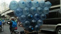 Masih sama dengan foto sebelumnya, pria satu ini mengangkut 20 botol galon sekaligus. Galonnya ditata dengan rapi sehingga berbentuk segitiga terbalik. Bisa jadi ide  seru nih, tapi harus tetap hati-hati ya.Foto: istimewa