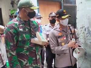 Polisi, TNI dan Pemkot Bagi-bagi Masker dan Cek Suhu Tubuh Warga