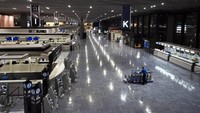 Virus Corona yang merebak di wilayah Jepang turut berdampak pada aktivitas penerbangan di Bandara Internasional Narita, Tokyo. AP Photo/Jae C. Hong.