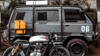 Modifikasi berlanjut pada bagian mesin. Jantung mekanisnya sudah tidak lagi asli, diganti mesin 1.000 cc tiga silinder dari Suzuki Gypsy yang mampu memuntahkan tenaga hingga 45 hp. Hasil modifikasi ini pun disebut Gymni, perpaduan antara Gypsy dan Omni (carry). Foto: Holy Shift Garage