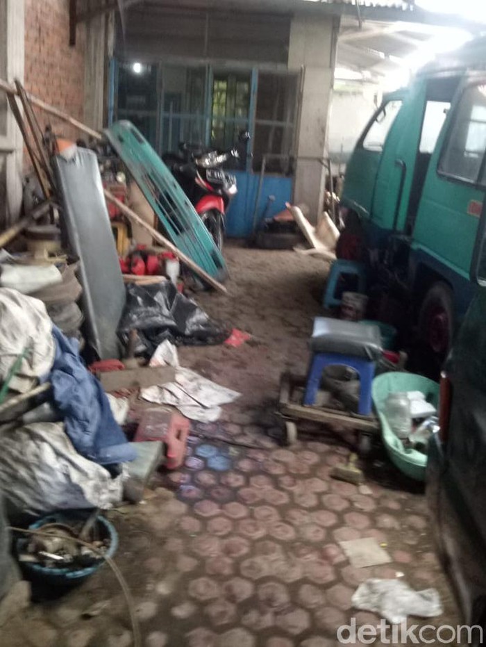 Densus 88 Mabes Polri menggeledah sebuah rumah terduga teroris di Kecamatan Sukodono, Sidoarjo. Dari rumah itu mereka menemukan sketsa senjata rakitan.
