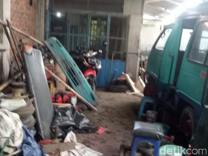 Densus 88 Mabes Polri menggeledah sebuah rumah terduga teroris di Kecamatan Sukodono, Sidoarjo. Dari rumah itu mereka menemukan sketsa senjata rakitan.