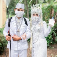 Wanita yang didandani menjadi pengantin oleh makeup artist Lera Makeup ini tampil masker unik. Dia memakai masker warna putih bak cadar yang cantik. PRINCESS MASKERINA inspiration of a princess who kept her distance on her happy day because of the covid19 virus, unggah akun @ieramakeup_nd_boutique. Foto: instagram @arerachma_makeupartist Foto: instagram @ieramakeup_nd_boutique