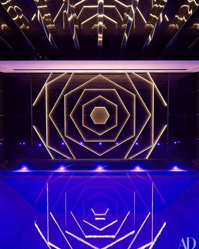 Rumah yang hampir sebesar White House itu dideskripsikan sebagai Art Deco tapi dianggap lebih seperti pamer kemewahan. Karenanya, keseluruhan tema rumah tersebut bisa dibilang membingungkan. Foto: Instagram @champagnepapi