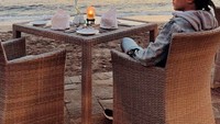 “Romantis ya? Iya dong. Jomblo ga usah iri dan bnyk tingkah,” tulis Taqy. Wah, ia sudah siap candle light dinner di pinggir pantai! Foto: Instagram taqy_malik