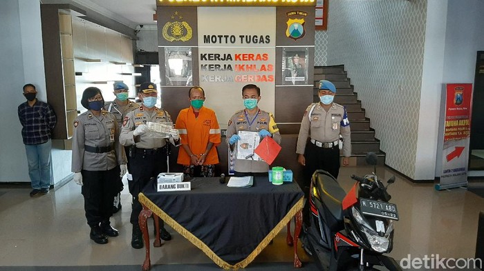 Faizal (43) warga Poncokusumo, Kabupaten Malang tertangkap saat mencuri motor. Padahal ia baru tiga hari keluar penjara karena wabah Corona.