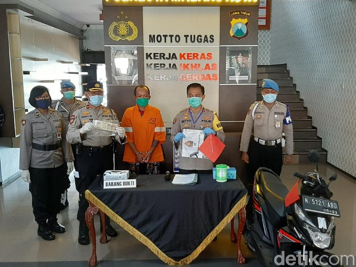 Faizal (43) warga Poncokusumo, Kabupaten Malang tertangkap saat mencuri motor. Padahal ia baru tiga hari keluar penjara karena wabah Corona.