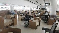 Tempat tidur kardus itu pun disusun sedemikian rupa agar tetap nyaman bagi para penumpang serta tetap menerapkan pembatasan jarak guna mencegah penyebaran virus Corona. Yuri Kageyama via AP.
