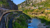 Di Serbia, dramatik adalah kata yang tepat untuk jalur kereta Beograd-Bar, yang menjanjikan kekayaan budaya dan geografis yang otentik di setiap tikungan saat bergemuruh di atas pegunungan yang tak ternoda dari ibukota Serbia ke Pantai Adriatic di Montenegro. Istimewa/Dok. sashk0/Shutterstock/Lonely Planet.