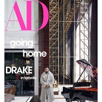 Drake memberikan cuplikan kemewahan rumahnya untuk situs Architectural Digest yang mencuri atensi netizen. Terlihat jelas jika rumah rapper tersebut sangat megah dan mahal. Tapi sayangnya mansion sebesar lapangan bola basket itu malah dicela. Foto: Instagram @champagnepapi