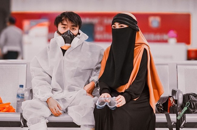 Tak hanya OOTD bersama, Wafiq dan Taqy juga turut membantu memberikan bantuan di saat pandemi virus Corona ini. Gue belajar banyak hal dan gue sadar bahwa betapa susahnya bekerja menjadi tenaga medis, apalagi ditengah pandemik corona virus ini. Gue sangat mengapresiasi para tenaga medis juga staff, serta relawan yang ikut andil dalam penangan covid-19 ini.Kalian semua hebat. Dan buat yang lain jaga kesehatan dan #DiRumahAja ya️.#lawancovid19 #kurirkebaikan #indonesialawancorona, unggah Wafiq dalam akun Instagramnya @wafiq_malik. Foto: instagram @wafiq_malik