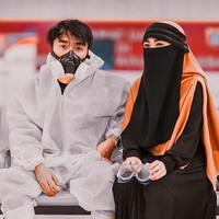 Tak hanya OOTD bersama, Wafiq dan Taqy juga turut membantu memberikan bantuan di saat pandemi virus Corona ini. Gue belajar banyak hal dan gue sadar bahwa betapa susahnya bekerja menjadi tenaga medis, apalagi ditengah pandemik corona virus ini. Gue sangat mengapresiasi para tenaga medis juga staff, serta relawan yang ikut andil dalam penangan covid-19 ini.Kalian semua hebat. Dan buat yang lain jaga kesehatan dan #DiRumahAja ya️.#lawancovid19 #kurirkebaikan #indonesialawancorona, unggah Wafiq dalam akun Instagramnya @wafiq_malik. Foto: instagram @wafiq_malik