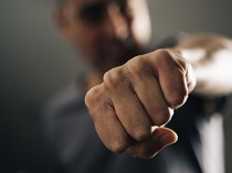 Emak-emak Bonyok Usai Dihajar Preman di Pantai Santolo Garut