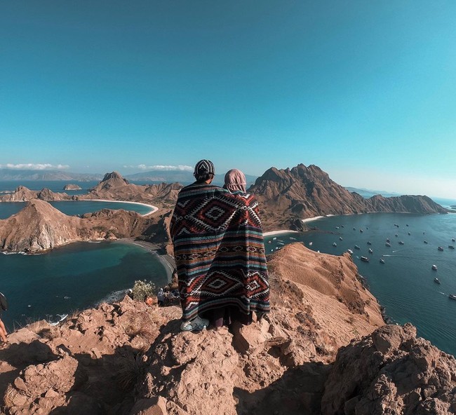 Selain itu keduanya juga kerap berpose seperti pasangan yang sedang sesi foto prewedding. Seperti di foto ini mereka tampak berpose memakai kain tenun dengan pemandangan Pulau Padar, NTT yang menganggumkan. Foto: instagram @wafiq_malik