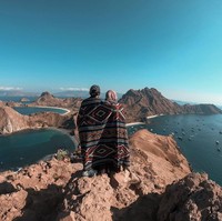 Selain itu keduanya juga kerap berpose seperti pasangan yang sedang sesi foto prewedding. Seperti di foto ini mereka tampak berpose memakai kain tenun dengan pemandangan Pulau Padar, NTT yang menganggumkan. Foto: instagram @wafiq_malik