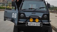 Perubahan yang dilakukan mulai mengganti jendela belakang kiri dan kanan, mengecat ulang, hingga menambah kesan off road seperti memasang roll cage dan roof rack. Pun demikian dengan sektor kaki-kaki. Carry Bagong ini disematkan ban off-road Maxxis Trepador. Foto: Holy Shift Garage
