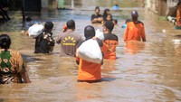 Banjir sedalam satu meter yang hampir melumpuhkan Jalur Pantura tersebut terjadi akibat meluapnya Sungai Welang setelah diguyur hujan sejak Senin (13/4) malam. ANTARA FOTO/Umarul Faruq.