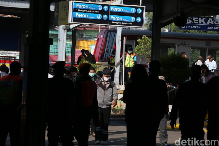 Penerapan PSBB di Kota Bekasi akan mulai diterapkan besok, Rabu (15/4). Jelang penerapan PSBB, Stasiun KA Bekasi tampak masih ramai dengan aktivitas warga.