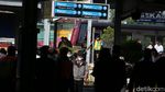 Potret Aktivitas Warga di Stasiun Bekasi Jelang Penerapan PSBB