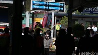 Sejumlah warga tampak beraktivitas di Stasiun KA Bekasi, Jawa Barat, Selasa (14/4/2020).