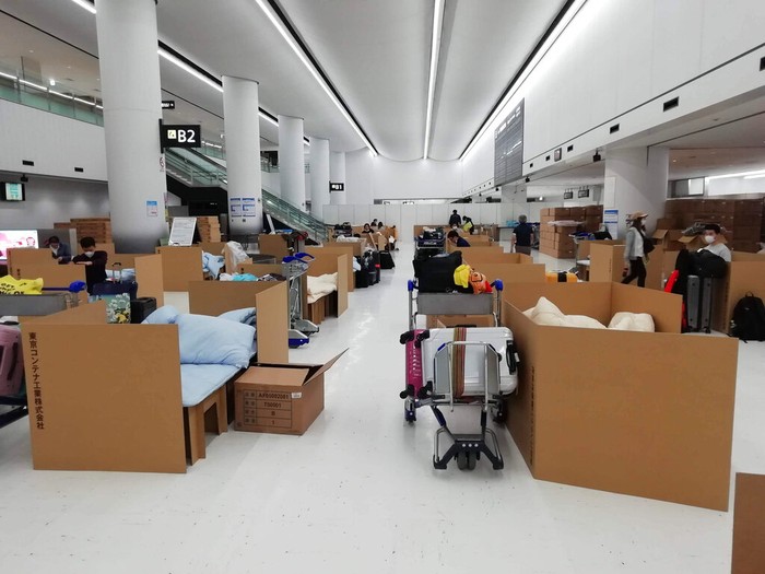 Bandara Narita di Tokyo dipenuhi tempat tidur kardus. Sejumlah tempat tidur kardus itu disediakan bagi penumpang yang sedang menunggu hasil tes virus Corona.