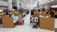 Tempat tidur berbahan kardus disediakan di area Bandara Internasional Narita, Tokyo, bagi para penumpang yang tengah menunggu hasil tes virus Corona. Naohiro Katsuta via AP