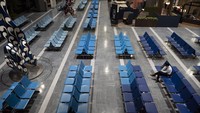 Bangku penumpang di ruang tunggu di Bandara Narita yang biasanya penuh kini terlihat kosong. (Foto: Jae C.Hong/AP)