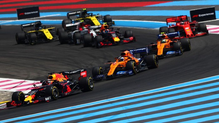 LE CASTELLET, FRANCE - JUNE 23: Max Verstappen of the Netherlands driving the (33) Aston Martin Red Bull Racing RB15 leads Carlos Sainz of Spain driving the (55) McLaren F1 Team MCL34 Renault on track during the F1 Grand Prix of France at Circuit Paul Ricard on June 23, 2019 in Le Castellet, France. (Photo by Dan Istitene/Getty Images)