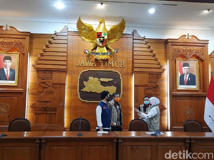 Sebuah video penolakan pemakaman jenazah pasien Corona beredar di media sosial. Gubernur Khofifah Indar Parawansa mengomentari peristiwa yang terjadi di Kota Pasuruan tersebut.